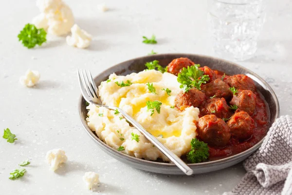 Keto paleo diet lunch mashed cauliflower with meatballs — Stock Photo, Image