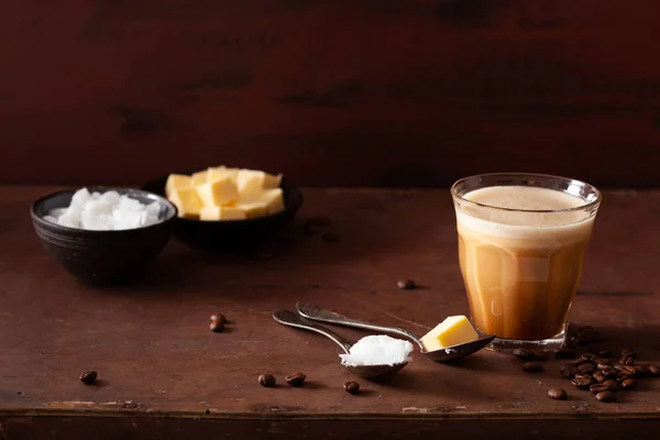 Luodinkestävä Kahvi Keto Paleo Juoma Sekoitettuna Voihin Kookosöljyyn — kuvapankkivalokuva