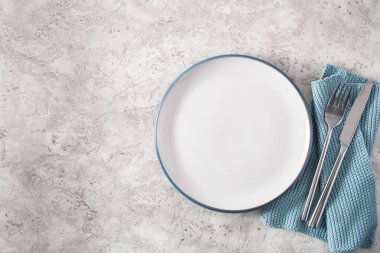 Beton arka planda boş çatal bıçak