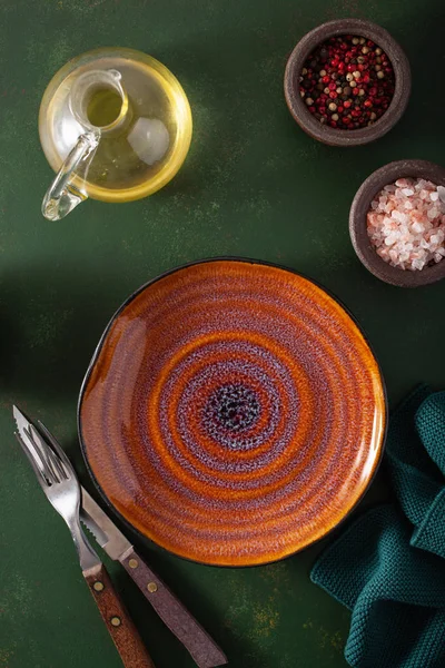 Koyu arkaplanda boş çatal bıçak