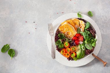 Ketogenik paleo diyet kasesi. Halloumi peyniri, avokado havuç salatası yaprakları.