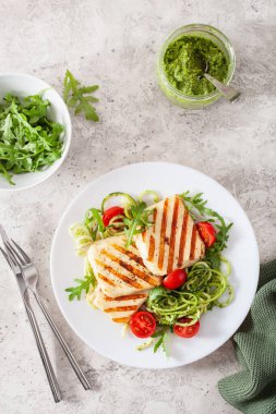 Ketogenik paleo diyeti öğle yemeği. Halloumi peyniri, roka soslu sarımsaklı kabak ve domates.