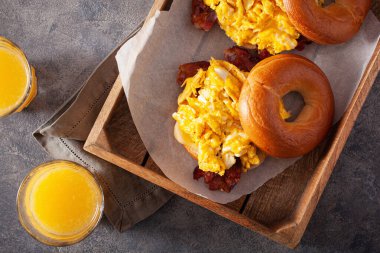 Kahvaltı yumurtası ve pastırmalı sandviç peynirli simit.