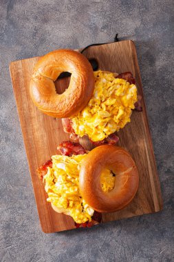 Kahvaltıda peynirli pastırmalı sandviç.