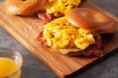 Kahvaltı yumurtası ve pastırmalı sandviç peynirli simit.