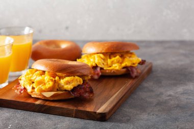 Kahvaltı yumurtası ve pastırmalı sandviç peynirli simit.