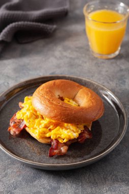 Kahvaltı yumurtası ve pastırmalı sandviç peynirli simit.