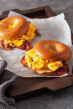 Kahvaltı yumurtası ve pastırmalı sandviç peynirli simit.