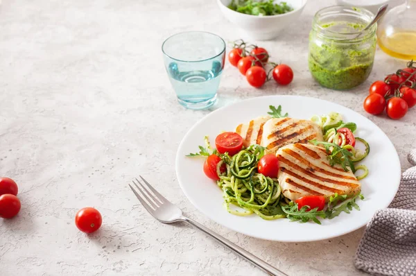 Dieta Cetogênica Paleo Almoço Queijo Halloumi Abobrinha Espiral Com Pesto — Fotografia de Stock