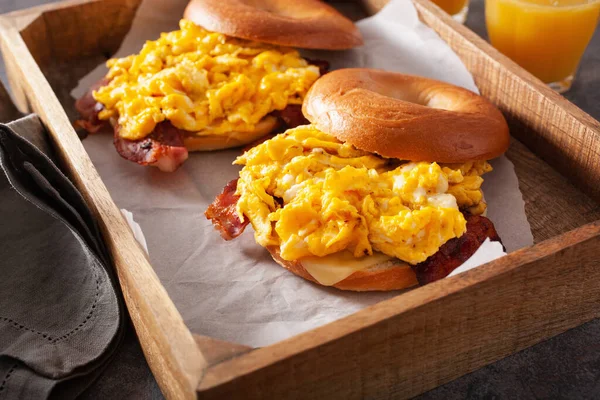 Ontbijt Spek Sandwich Bagel Met Kaas — Stockfoto