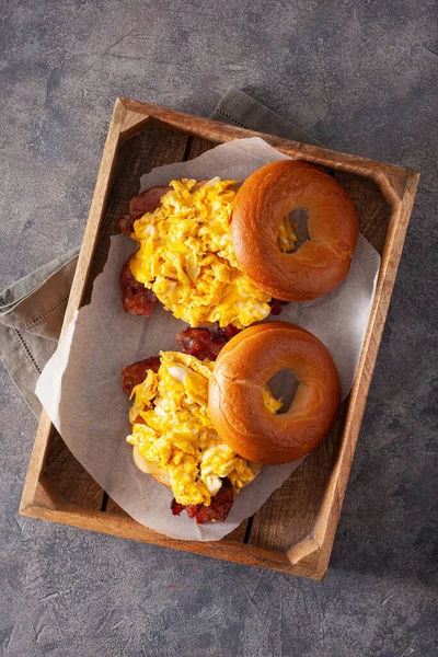 Desayuno Sándwich Tocino Huevo Rosquilla Con Queso — Foto de Stock