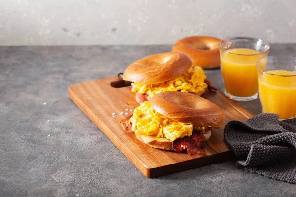 Pequeno Almoço Ovo Bacon Sanduíche Bagel Com Queijo — Fotografia de Stock