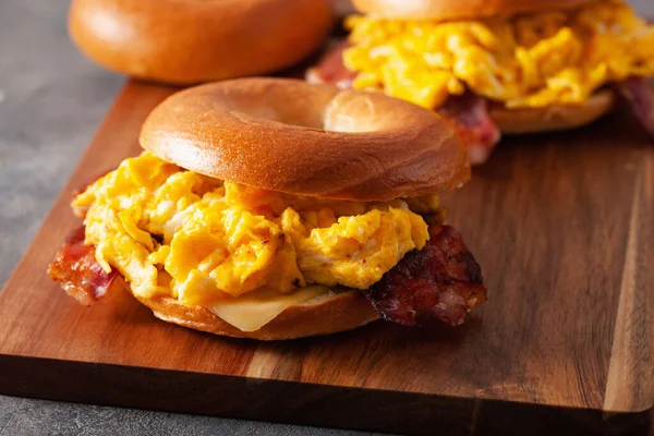 Huevo Desayuno Sándwich Tocino Rosquilla Con Queso — Foto de Stock