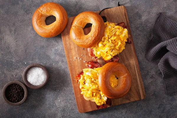 Huevo Desayuno Sándwich Tocino Rosquilla Con Queso —  Fotos de Stock