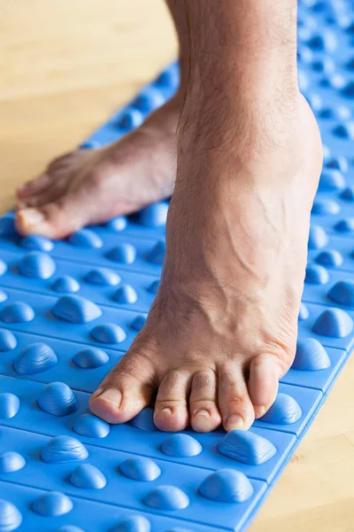 Homem Fazendo Exercícios Ginástica Correção Flatfoot Andando Tapete Massagem Casa — Fotografia de Stock