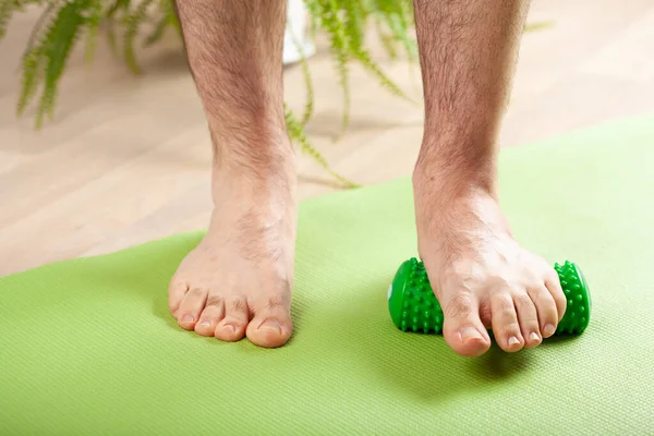 Mężczyzna Robi Płaskostopie Gimnastyczne Ćwiczenia Pomocą Wałka Masażu Domu — Zdjęcie stockowe