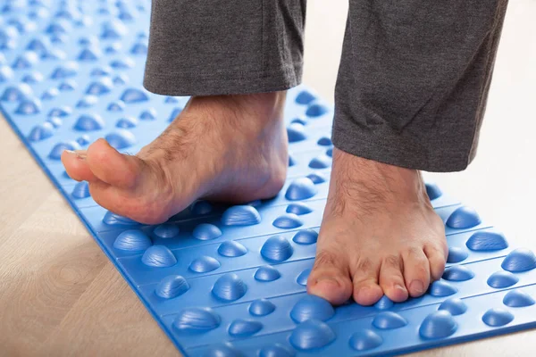 Man Doet Platvoet Correctie Gymnastische Oefening Lopen Massage Mat Thuis — Stockfoto