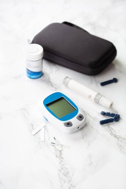 Glukometre ketometre ve kan glikozu veya keton seviyesinin kendini izlemesi için şeritler. Diyabet veya keto diyeti