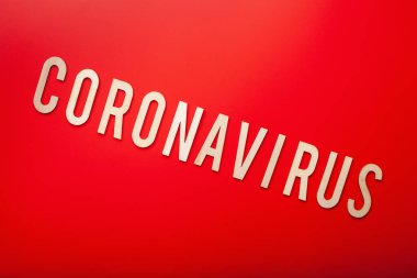 Coronavirus sözcüğü kırmızı arkaplan koronası virüsü covid-19 hakkında ahşap harf