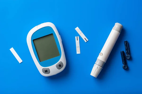 葡萄糖计数器用柳叶刀和条状条片 用于血糖或酮水平的自我监测 糖尿病或酮类饮食 — 图库照片
