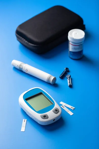葡萄糖计数器用柳叶刀和条状条片 用于血糖或酮水平的自我监测 糖尿病或酮类饮食 — 图库照片