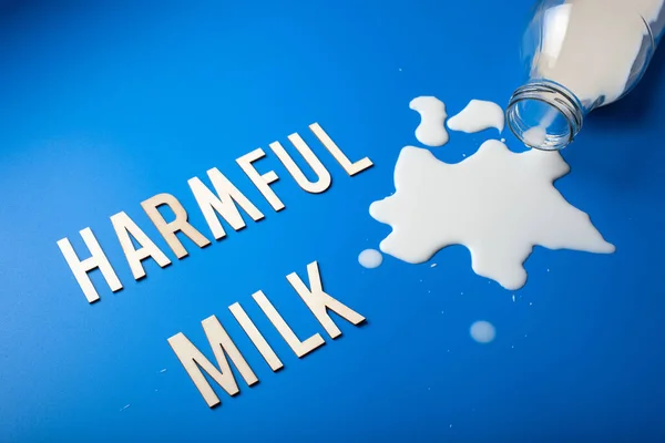 Schädliche Milch Wort Textbuchstaben Laktoseintoleranz Allergie Milchspritzer Gefährliche Milchprodukte Vermeiden — Stockfoto