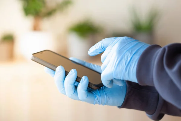 Hombre Manos Guantes Usando Smartphone Previniendo Gérmenes Coronavirus Bacterias —  Fotos de Stock