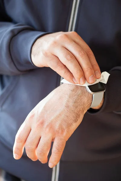 Man Hands Disinfecting Smart Watch Eliminating Germs Coronavirus Bacteria — Stock Photo, Image