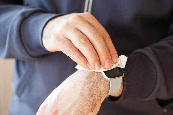 Man Hands Disinfecting Smart Watch Eliminating Germs Coronavirus Bacteria — Stock Photo, Image