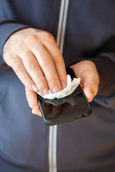 Hombre Manos Desinfectando Smartphone Eliminando Gérmenes Coronavirus Bacterias —  Fotos de Stock