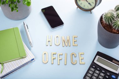 akıllı telefon defterli ofis mesajı masası ev bitkileri, evde çalışma alanı