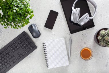 Klavye bilgisayarlı ofis masası akıllı telefon defterli ev çiçekleri, evde çalışma alanı