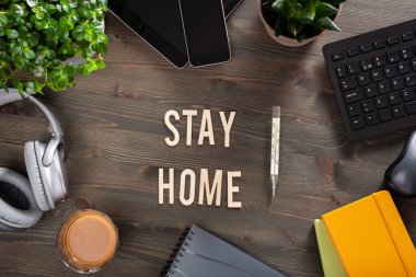 Klavye bilgisayarlı mesaj masasında kal akıllı telefon defterli ev bilgisayarları, evde çalışma alanı