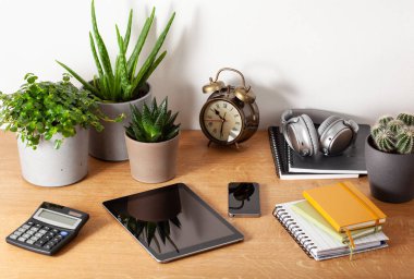Tabletli ofis masası akıllı telefon defterleri ev bitkileri, evde çalışma alanı