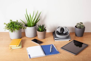 Tabletli ofis masası akıllı telefon defterleri ev bitkileri, evde çalışma alanı