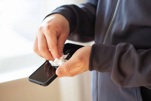 Hombre Manos Desinfectando Smartphone Eliminando Gérmenes Coronavirus Bacterias —  Fotos de Stock