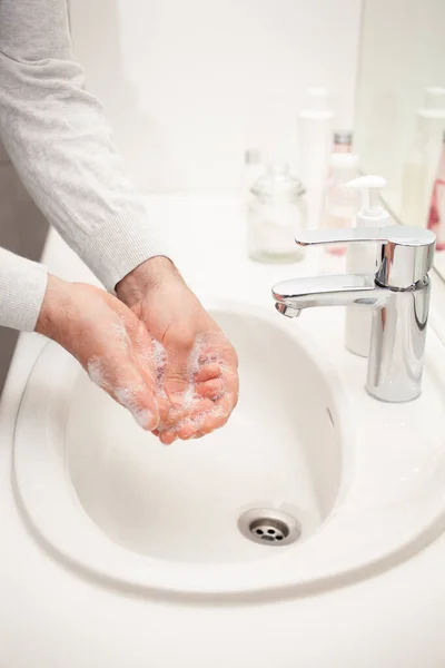 Hombre Lavándose Las Manos Con Jabón Casa Prevención Del Coronavirus — Foto de Stock