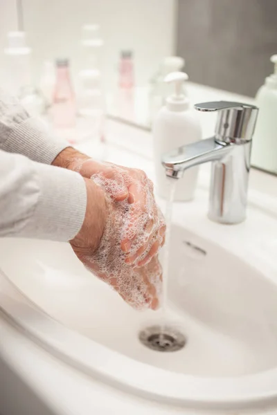 Muž Doma Myje Ruce Mýdlem Koronavirová Prevence Hygieny Rukou — Stock fotografie