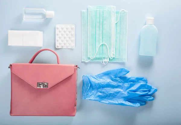 医用防护面罩 清洁剂凝胶和手套在粉红包里 防菌措施 — 图库照片