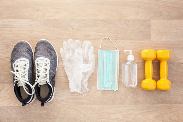 Medizinische Schutzmaske Desinfektionsmittel Gel Handschuhe Hantelstange Für Heimfitnesstraining Und Schutzmaßnahmen — Stockfoto