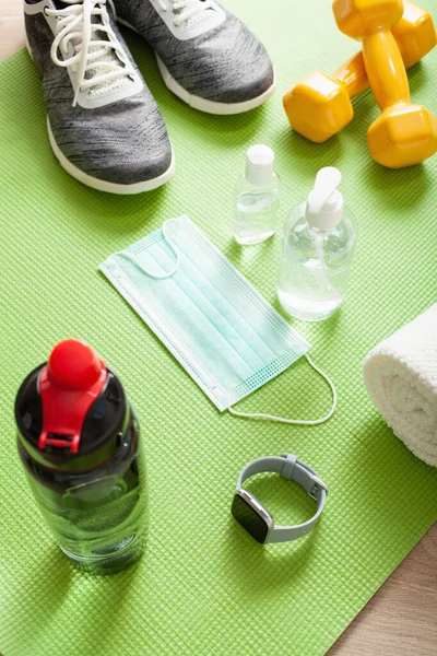 Medizinische Schutzmaske Desinfektionsmittel Gel Handschuhe Hantelstange Für Heimfitnesstraining Und Schutzmaßnahmen — Stockfoto