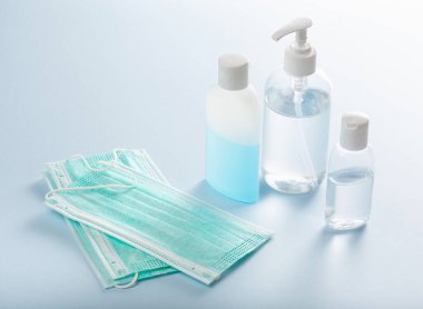 Koruyucu tıbbi maske, dezenfektan jeli ve eldiven. Virüs ve bakterilere karşı koruyucu önlemler