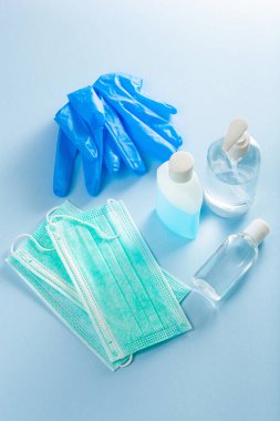Koruyucu tıbbi maske, dezenfektan jeli ve eldiven. Virüs ve bakterilere karşı koruyucu önlemler