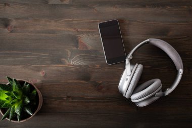 sesli kitap konsepti modern kablosuz kulaklıklar akıllı telefon
