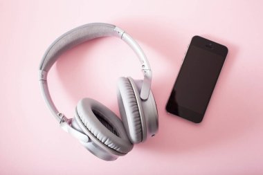 sesli kitap konsepti modern kablosuz kulaklıklar akıllı telefon 