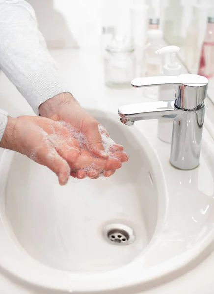 Hombre Lavándose Las Manos Con Jabón Casa Prevención Del Coronavirus — Foto de Stock