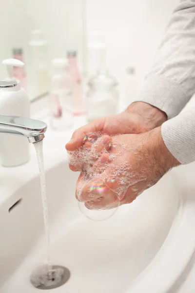 Mann Wäscht Sich Hause Die Hände Mit Seife Coronavirus Prävention — Stockfoto