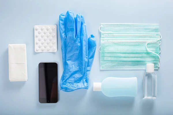 防护性医疗面罩 清洁剂 凝胶和手套 防菌措施 — 图库照片