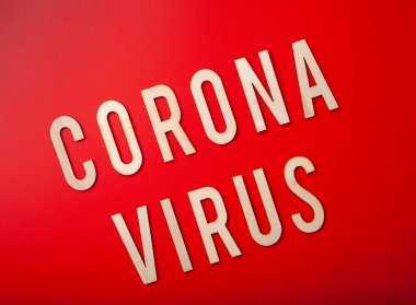 Coronavirus sözcüğü kırmızı arkaplan koronası virüsü covid-19 hakkında ahşap harf