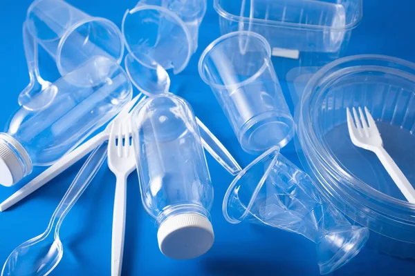 Bottiglie Plastica Monouso Tazze Forchette Cucchiai Concetto Riciclaggio Plastica Rifiuti — Foto Stock